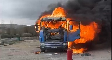 Park halindeki TIR yandı; sürücü yaralı