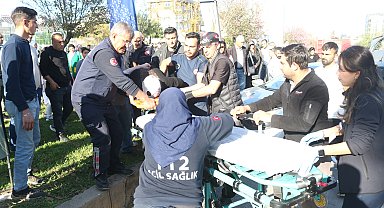 Park halindeyken harekete geçen otomobile başka araç çarptı: 3 yaralı