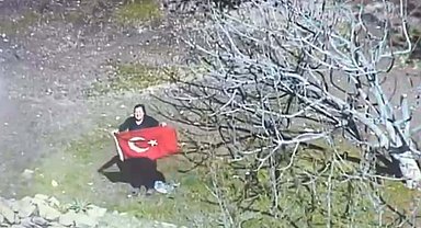 Polis helikopterini görünce Türk bayrağı açıp, selam verdi