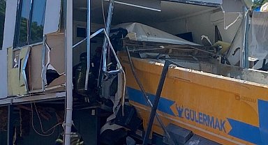 Prefabrik eve çarpan hafriyat kamyonunun şoförü öldü