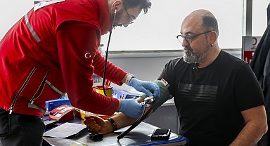 Prof. Dr. Sinan Canan, Türk Kızılay'da kan bağışında bulundu