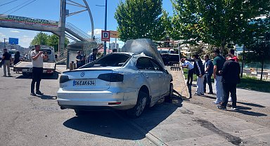 Refüje çarpan otomobil takla attı: 1 yaralı