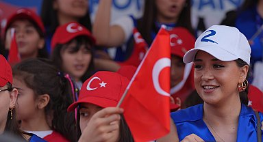 Rönesans gönüllüleri 23 Nisan'ı deprem bölgesindeki çocuklarla kutladı