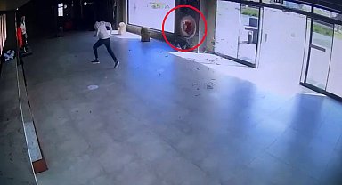 Safari aracının kopan tekerleği, iş yerine girdi