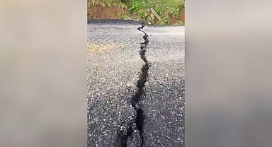 Sakarya'da 2 ilçeyi bağlayan yol çöktü