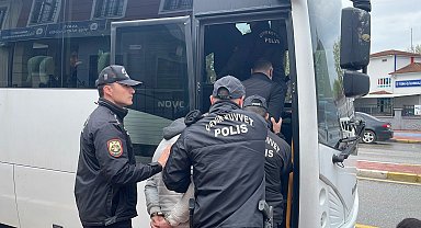 Sakarya'da 5 kişinin öldüğü silahlı kavgada 8 şüpheli adliyede