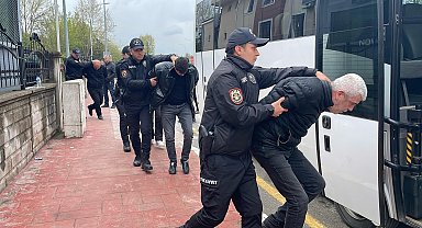 Sakarya'da 5 kişinin öldüğü silahlı kavgada 8 şüpheli adliyede