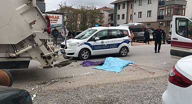 Sakarya'da çöp kamyonunun altında kalan yaya öldü; kaza anı kamerada