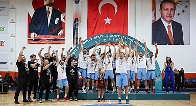 Şampiyon Trabzonspor kupasına kavuştu