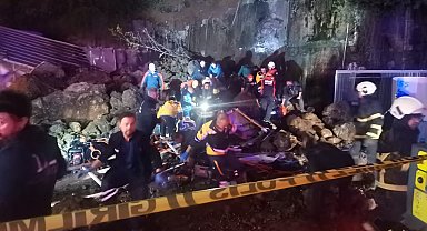 Samsun'da heyelan; 4 kişilik ailenin bulunduğu araç kaya parçalarının altında kaldı