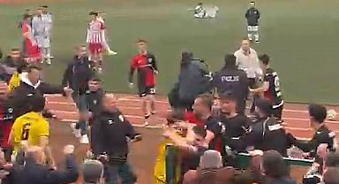 Samsun'da Süper Amatör Lig maçında ortalık karıştı: Futbolcular birbirine girdi