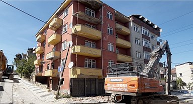 Sancaktepe'de depremde hasar gören 5 katlı metruk bina kontrollü şekilde yıkıldı
