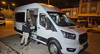 Servis minibüsünde, iş arkadaşı tarafından boynundan bıçaklandı