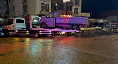 Seyir halindeki aracın sürücüsü kapıyı açıp dans ederken yola düştü