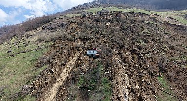 Sis içinde heyelandan sirenli uyarıyla kurtuldular