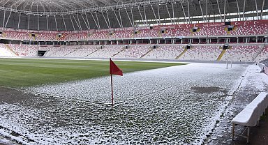 Sivas 4 Eylül Stadı'nın zemini kısmen karla kaplandı