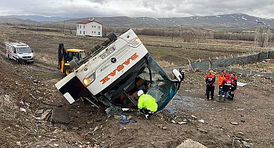 Sivas'ta yolcu otobüsü devrildi: 2 ölü, 23 yaralı