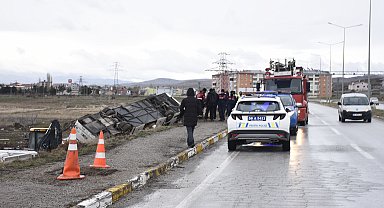 Sivas'ta yolcu otobüsü devrildi; 2 ölü, 23 yaralı