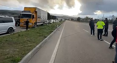 Sivas'ta yüksek gerilim hattı koptu; karayolu ulaşıma kapandı