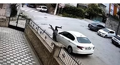 Skuter ile park halindeki otomobile çarptı