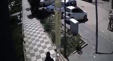 Sokak köpekleri, anne ile kızına saldırdı