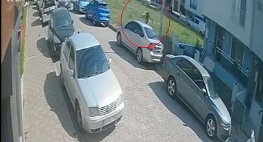 Sokak köpeklerinden kaçmak isterken başını park halindeki otomobile çarptı; o anlar kamerada