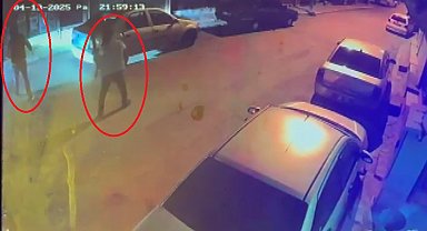 Sokak ortasındaki silahlı saldırı güvenlik kamerasında