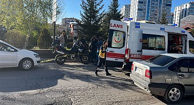 Şüphelileri takip eden motosikletli polislere hafif ticari araç çarptı: 2 polis yaralı