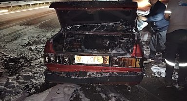 Tarsus'ta seyir halinde alev alan otomobil kullanılamaz hale geldi