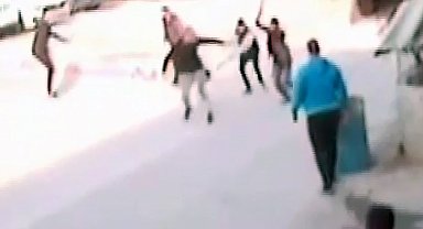 Taşlı sopalı 'aracıma çarptın' kavgası; 1 ölü, 2 yaralı