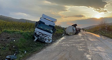 Tavuk yağı yüklü TIR, dorsesinden ayrılıp tarlaya savruldu: 1 yaralı