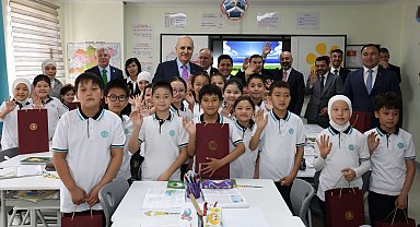 TBMM Başkanı Kurtulmuş, Bişkek'te Maarif Okulu'nu ziyaret etti
