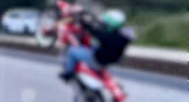 Tek teker üstünde giden motosiklet sürücüsüne ceza uygulanıp ehliyetine 2 süreyle el konuldu