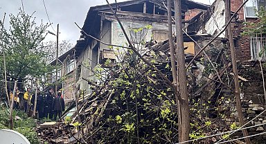 Tekirdağ'da 2 katlı boş ahşap ev çöktü