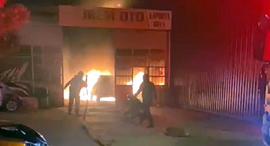 Tekirdağ'da tamirhane yangını; 6 otomobil kullanılamaz hale geldi