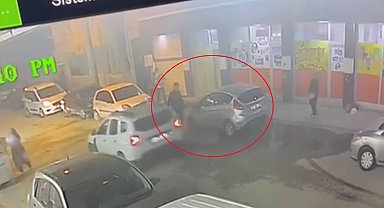 Tekmeyle park halindeki otomobilin dikiz aynasını kırdı