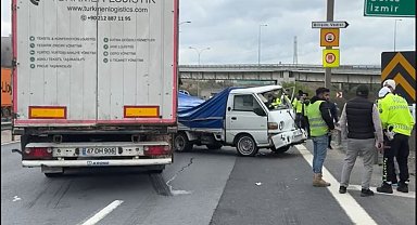 TEM Otoyolu'nda 4 araç zincirleme kazaya karıştı