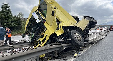 TEM Otoyolu'nda hurda yüklü TIR devrildi; 1 yaralı