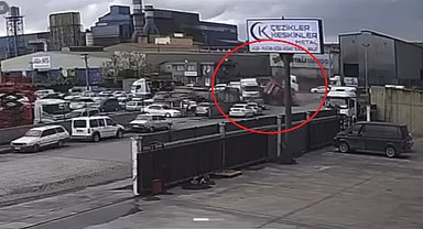 TIR, park halindeki araçların üstüne devrildi