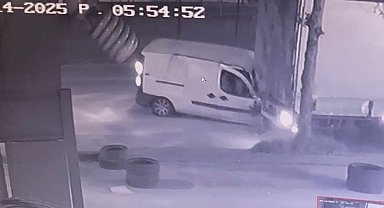 TIR'a çarpan aracın yaralanan sürücüsü kendi imkanlarıyla çıktı; o anlar kamerada