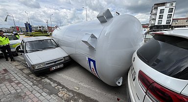 TIR'dan düşen gaz tankı, park halindeki otomobil ve cipe çarptı