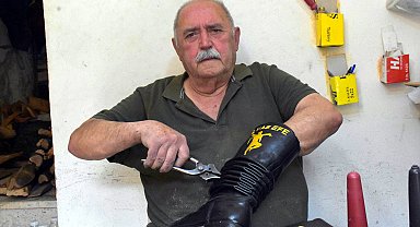 Tireli Hasan usta, 64 yıldır körüklü çizme yapıyor
