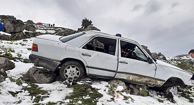 Tokat'ta otomobil 60 metrelik uçuruma yuvarlandı: 4 yaralı