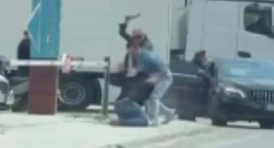 Trafikteki satırlı kavga kamerada; 1 yaralı