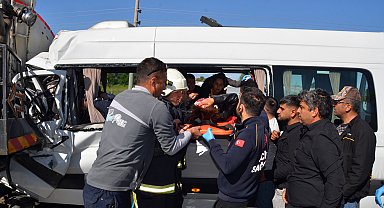 Tur minibüsü, sulama tankerine çarptı: 5'i turist 6 yaralı