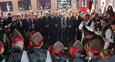 Turistik Diyarbakır Ekspresi, halk oyunları gösterisi ve güllerle karşılandı