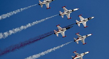 Türk Yıldızları'ndan Antalya'da nefes kesen gösteri