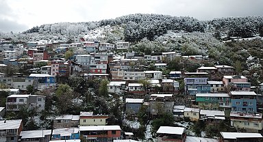 Uludağ'ın eteklerindeki mahallelerde rengarenk evler beyaz örtüyle kaplandı