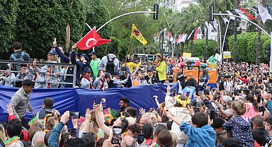 Uluslararası Adana Portakal Çiçeği Karnavalı'nda kortej yürüyüşü renkli görüntülere sahne oldu