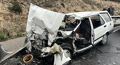 Uşak'ta TIR'a çarpan otomobildeki karı- koca ağır yaralandı